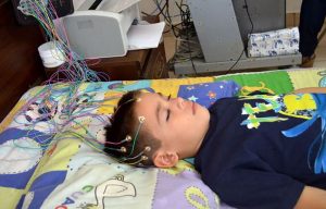 Realizando EEG a niño