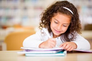 Niños con evaluación de aprendizaje mejoran en rendimiento académico